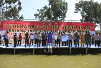 Kapolda Jateng didampingi oleh Aster Kodam IV Diponegoro, Bupati Demak, Kapolres Demak AKBP Andhika Bayu Adittama dan Forkompinda Kabupaten Demak saat penyebaran benih ikan (Foto:Istimewa)