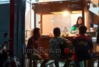 Gerobak Angkringan Mitra Karang Taruna tak hanya sebagai tempat nongkrong namun juga diskusi demi kemajuan Desa Kedungwaru Kidul (Foto:Istimewa)