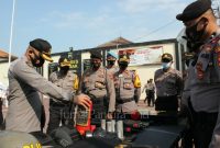Kapolres Demak AKBP Andhika Bayu Adittama mengecek senjata sebagai Alat Khusus (Alsus) yang digunakan dalam pengamanan Pilkada (Foto:Istimewa)