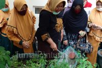 Anggota DPRD Kudus, Endang Kursistiyani menunjukkan kepada Ibu-ibu hasil Budikdamber (Foto:J02)