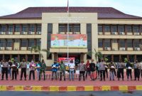 Di halaman Mapolres Jepara lebih dari 100 Kotak nasi bungkus dan beras dibagikan kepada warga Jepara terdampak Covid-19 (Foto:Istimewa)