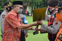 Bupati Demak M Natsir menyerahkan alat pertukangan kepada Anggota Polri sebagai antisipasi bencana (Foto:Istimewa) 