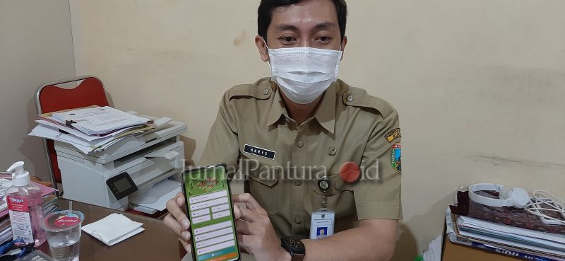 Kepala Bidang Pasar Pada Dinas Perdagangan Kudus Albertus Harys Yunanto menunjukkan Aplikasi LAPAK (Foto:J02)