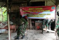 Anggota Koramil Pati saat memperbaiki rumah warga Winong,Pati (Foto:Istimewa)