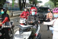 Tak hanya bersepeda memakai kebaya, Anggota WCC juga membagikan masker pada pengguna jalan (Foto:Istimewa)