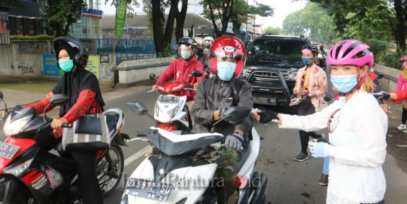 Tak hanya bersepeda memakai kebaya, Anggota WCC juga membagikan masker pada pengguna jalan (Foto:Istimewa)