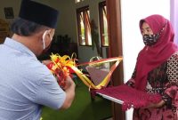 Prosesi pengguntingan pita oleh Kepala Desa Tumpangkrasak (Foto:Istimewa)
