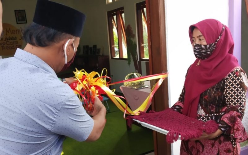 Prosesi pengguntingan pita oleh Kepala Desa Tumpangkrasak (Foto:Istimewa)