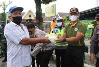 Tim gabungan TNI-Polri menyerahkan nasi box pada warga di Blora (Foto:Istimewa)