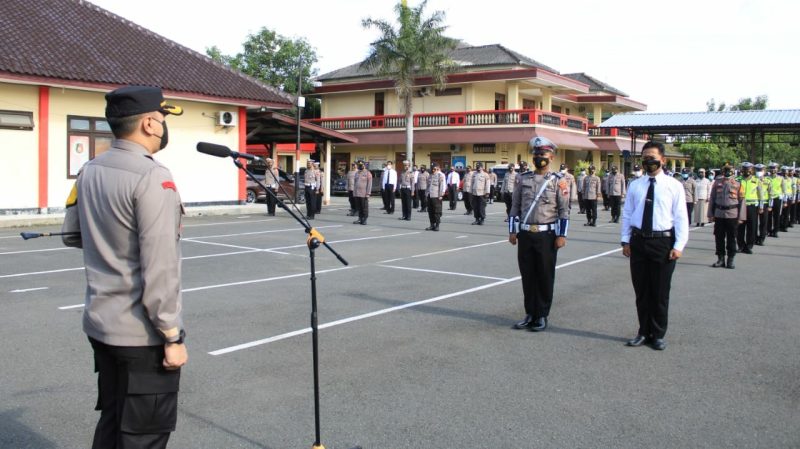 Berprestasi dua personil Polres Blora mendapatkan penghargaan dari Kapolres Blora (Foto:Istimewa)