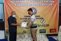 Ketua PC FSP RTMM Kudus, Suba’an Abdul Rochman secara simbolis menyerahkan bantuan pada buruh korban banjir (Foto:J02)