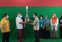 Penyerahan Piala sebagai Juara Umum pada perayaan HUT SMPN 1 Kudus (Foto:J14)