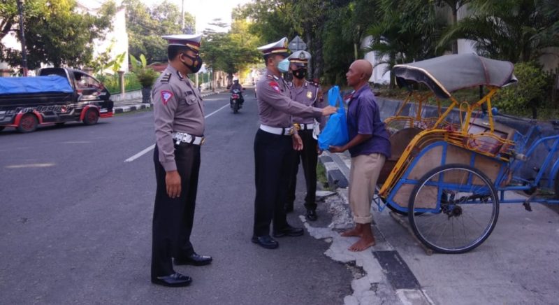Sambil memantau personil Satlantas Polres Blora melakukan pengaturan Lalin, Kasatlantas membagikan bingkisan untuk kaum dhuafa (Foto:Istimewa)