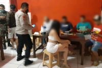 Polisi mengamankan warga yang sedang berada di Cafe (Foto:Istimewa)