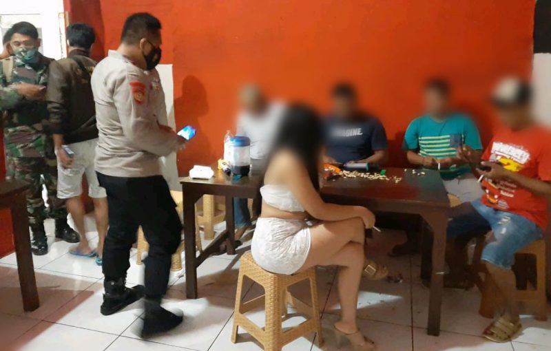 Polisi mengamankan warga yang sedang berada di Cafe (Foto:Istimewa)