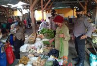 Dengan menggunakan mega phone petugas gabungan tersebut blusukan pasar sembari menyerukan imbauan kamtibmas dan imbauan protokol kesehatan (Foto:Istimewa)