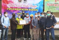 Penyerahan bantuan 195 pembersih lantai kerjasama PWI Kudus dengan Superindo kepada Kepala Desa Temulus Mejobo (Foto:Istimewa)