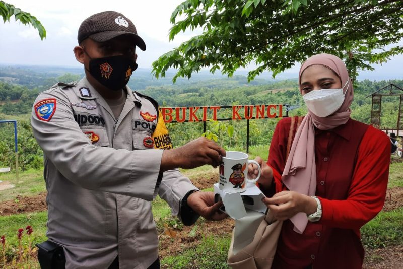Sebagai tamu istimewa Bripka Nyamat memberikan Mug souvenir kepa Chiki Fawzy (Foto:Istimewa)