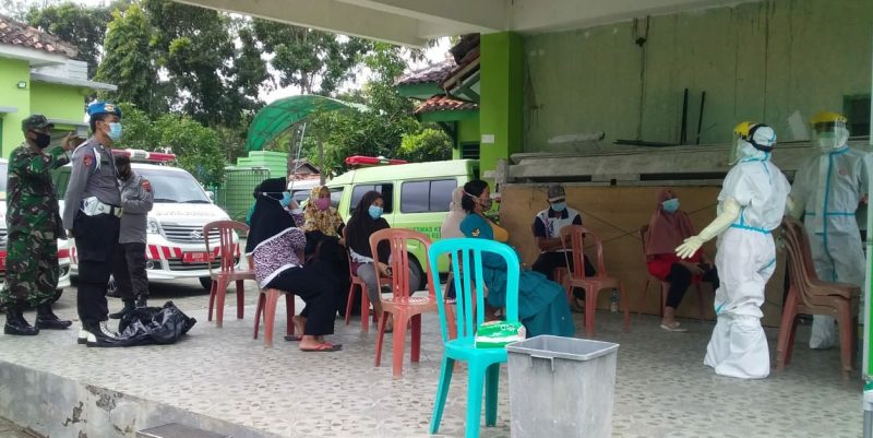 Anggota TNI-POLRI melakukan pendampingan saat tes swab di Puskesmas Kaliori bagi warga (Foto:Istimewa)