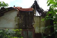 Rumah Pasangan Kasmadi di Desa Gondangmanis rusak parah (Foto:J02)