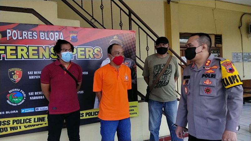 Kapolres Blora AKBP Wiraga Dimas Tama bersama 2 tersangka penyalahgunaan narkoba (Foto:Istimewa)