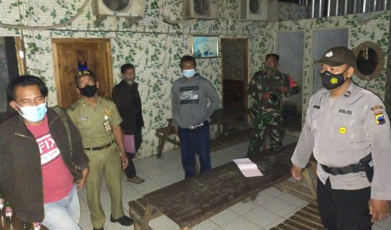 Kapolsek Randublatung saat berada di salah satu Tempat Hiburan Malam (Foto:Istimewa)
