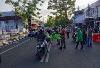 Personil Kodim 0722/Kudus, Anggota Persit KCK dan Polres Kudus membagikan takjil dan masker di Jl Jendral Sudirman (Foto:J02)