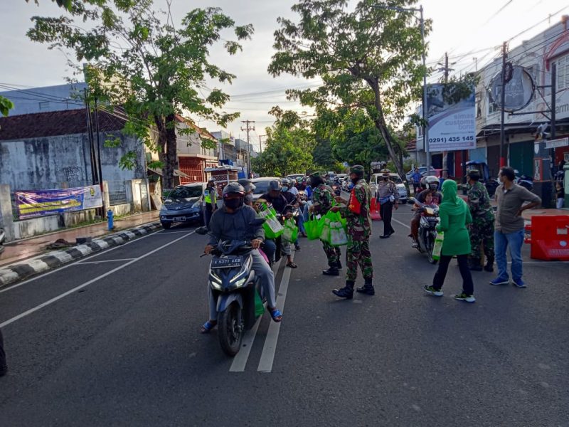 Personil Kodim 0722/Kudus, Anggota Persit KCK dan Polres Kudus membagikan takjil dan masker di Jl Jendral Sudirman (Foto:J02)