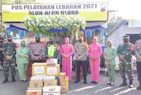 Rombongan Bhayangkari dan Persit KCK beserta Kapolres dan Dandim Blora menyerahkan tali asih (Foto:Istimewa)