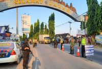 Personil gabungan melakukan pemeriksaan kelengkapan kendaraan di perbatasan Jateng - Jatim turut wilayah Kabupaten Blora (Foto:Istimewa)
