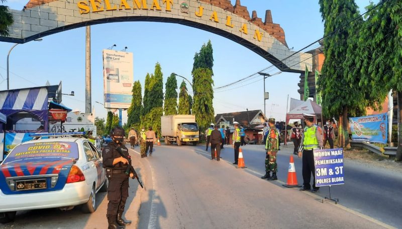 Personil gabungan melakukan pemeriksaan kelengkapan kendaraan di perbatasan Jateng - Jatim turut wilayah Kabupaten Blora (Foto:Istimewa)