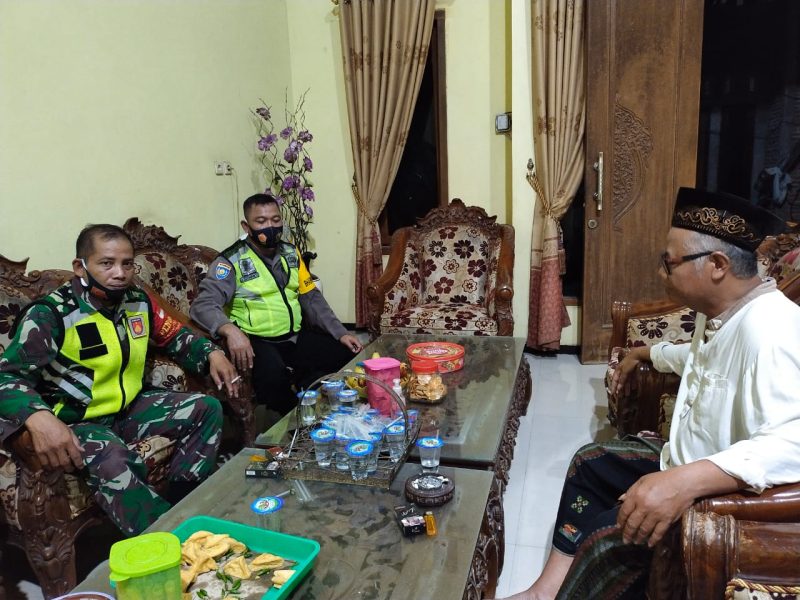 Silaturahmi sekaligus halal bi halal dilaksanakan Babinsa dan Bhabinkamtibmas Wonosalam (Foto:Istimewa)