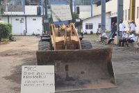 Satu alat berat berposter ditempatkan di halaman PG Rendeng oleh karyawan yang sedang melakukan aksi unjuk rasa (Foto:J02)