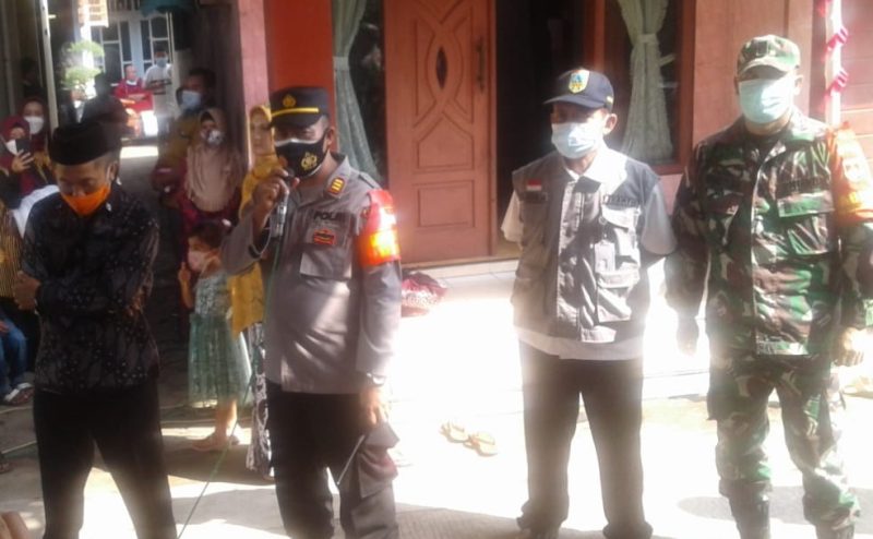 Kapolsek Bae AKP Ngatmin bersama Satgas Covid-19 Kecamatan Bae di lokasi hajatan warga (Foto:Istimewa)