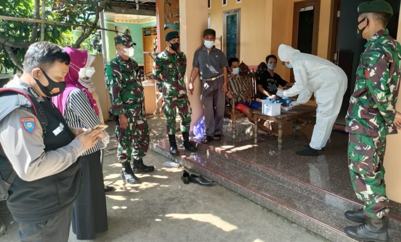 Personil TNI Polri bersama team 3T sedang melaksanakan test Swab kepada warga (Foto:Istimewa)