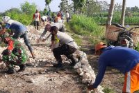 Bhabinkamtibmas turut kerja bakti mengerjakan pembangunan jalan (Foto:Istimewa)