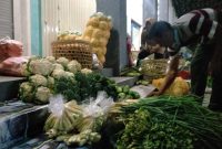 Salah satu pedagang sayur sedang menggelar dagangannya di lokasi Pasar Baru (Foto:J02)