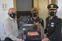 Kapolres Demak AKBP Andhika Bayu Adhittama 
menerima kejutan kue tart dari Kodim Demak yang diwakili Danramil Dempet Kapten Kav Nahrunsyah Pasaribu (Foto:Istimewa)