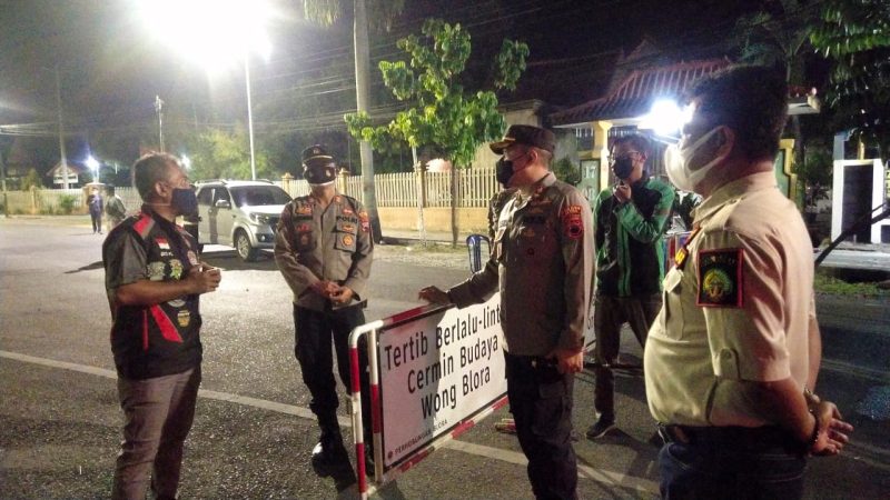 Malam akhir pekan, Kapolres dan Dandim Blora mengecek penyekatan di perbatasan Blora dengan Jawa Timur (Foto:Istimewa)