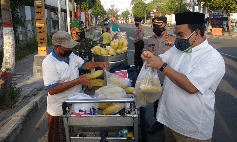 Bupati Blora memborong jagung rebus salah satu pedagang (Foto:Istimewa)