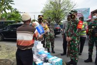Warga terdampak PPKM Darurat terima bantuan sembako dari Polres dan Kodim Demak (Foto:Istimewa)