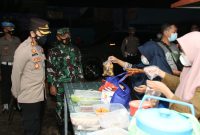 Kapolres Kudus AKBP Aditya Surya Dharma dan Dandim Letkol Kav Indarto memborong dagangan pedagang di Jl Kudus Jepara turut Desa Prambatan Lor (Foto:J02)