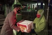 Salah satu PKL menerima bantuan sosial dari Kapolres Jepara (Foto:Istimewa)
