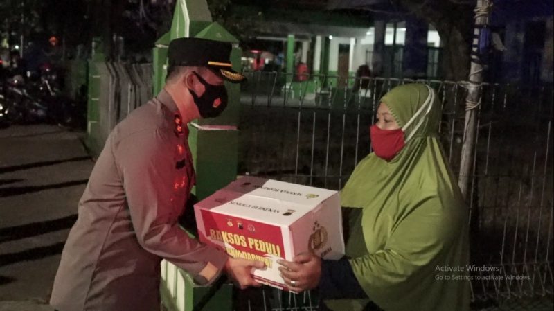 Salah satu PKL menerima bantuan sosial dari Kapolres Jepara (Foto:Istimewa)