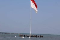 Petualang Alam Pesisir Jepara (PASRA) Adventure saat melaksanakan Upacara Bendera di Pantai Pesajen,  Kauman, Jepara  (Foto:Istimewa)
