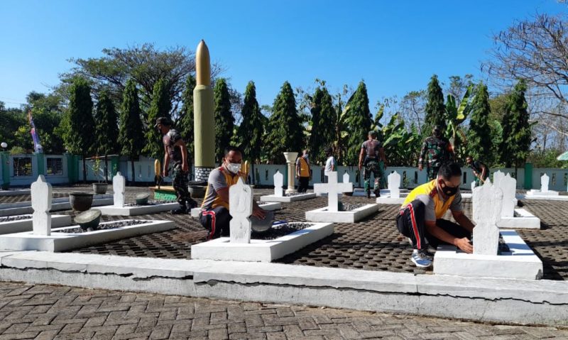 Personil kepolisian dan TNI membersihkan Taman Makam Pahlawan Nusa Bhakti Blora (Foto:Istimewa)