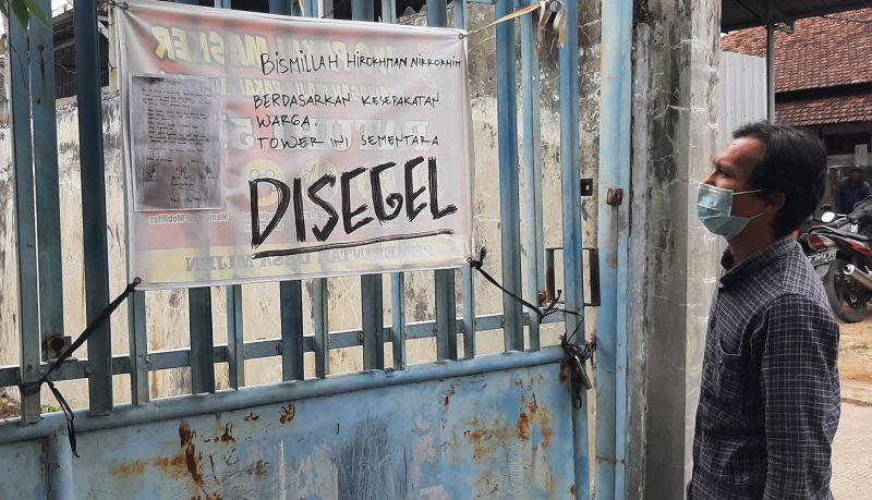 Warga Mijen saat mengamati tower yang saat ini di segel masyarakat setempat (Foto:J02)