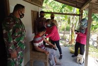 Anggota TNI melakukan pendampingan kepada tim kesehatan Puskesmas melakukan vaksinasi pada ODGJ (Foto:Istimewa)