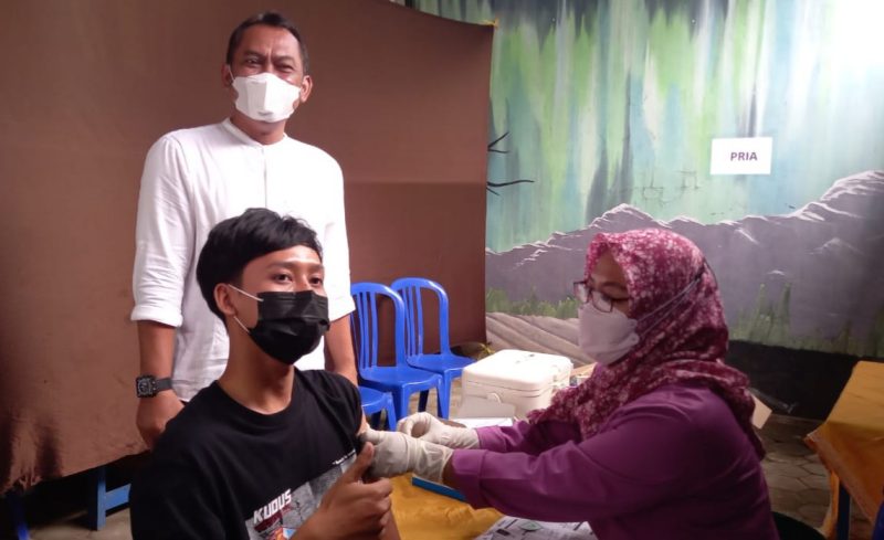 Akhwan Sukandar, dukung percepatan vaksinasi di Kabupaten Kudus menggelar vaksinasi di kediamannya (Foto:J02)