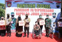 Kapolda Jateng dan Pangdam IV/Diponegoro memberikan bantuan pada masyarakat berkebutuhan khusus serta para janda anggota Polri yang suaminya meninggal akibat covid-19 (Foto:Istimewa)
